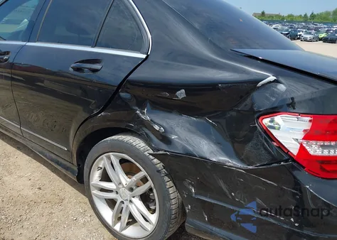 2014 Mercedes-Benz C 300 4Matic z USA, uszkodzony, nr VIN WDDGF8AB0ER321654